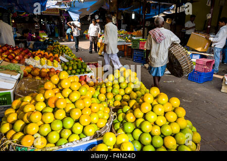 Frutti come mele, mango e arance sono in vendita al mercato crawfort, uno dei più antichi mercati vegetale in città Foto Stock