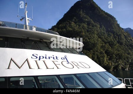 Lancio turistico a Milford Sound, Fiordland, Nuova Zelanda Foto Stock