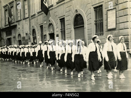 Una sfilata di giovani fascisti, Arezzo, Italia Foto Stock