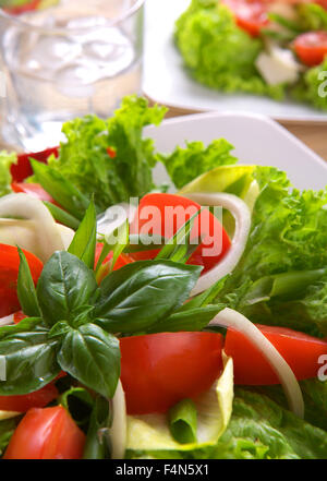 Insalata, dieta concetto,verde tè alla menta,diverse spezie, frutta secca e noci,tazza di caffè con cannella , tazza di tè di frutta Foto Stock