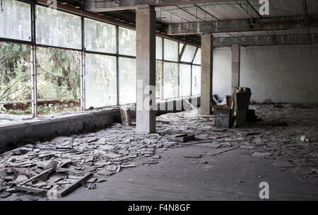 Abbandonato edificio industriale interno con finestre luminose Foto Stock