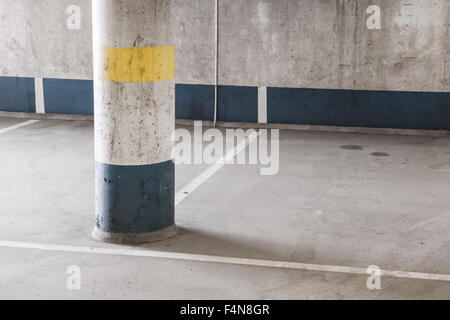 Vuoto parcheggio sotterraneo frammento interno, round colonna di cemento Foto Stock