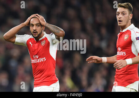 Londra, Gran Bretagna. Xx oct, 2015. Dell'Arsenal Theo Walcott (L) e Mesut Ozil reagire durante la UEFA Champions League Gruppo F corrispondenza tra Arsenal FC London e Bayern Monaco presso l'Emirates Stadium di Londra, Gran Bretagna, 20 ottobre 2015. Foto: Tobias Hase/dpa/Alamy Live News Foto Stock