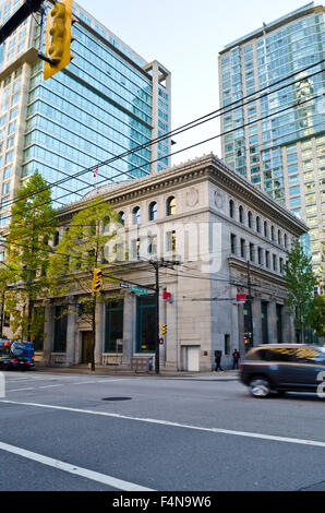 Angolo di Hastings Street e Seymour nel centro cittadino di Vancouver. Morris J. Wosk Centro per il dialogo e la costruzione di torri di uffici. Foto Stock