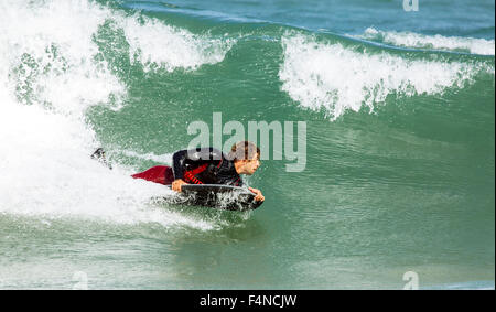 Spagna, Asturias, Colunga, body board rider sulle onde Foto Stock