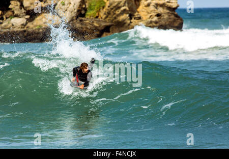 Spagna, Asturias, Colunga, body board rider sulle onde Foto Stock