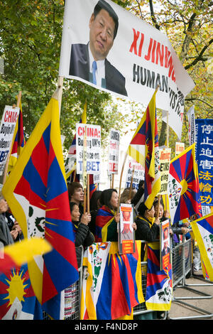 Londra, Regno Unito. Xx oct, 2015. La visita ha richiamato una grande folla di attivisti per i diritti umani e la libertà del Tibet attivisti. La visita della Regina del Regno Unito dal presidente cinese Xi Jinping, prima visita di Stato in Cina in dieci anni. Credito: Kristian Buus/Alamy Live News Foto Stock