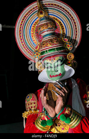 Un artista katakali è in posa con il make up del carattere jayantha Foto Stock