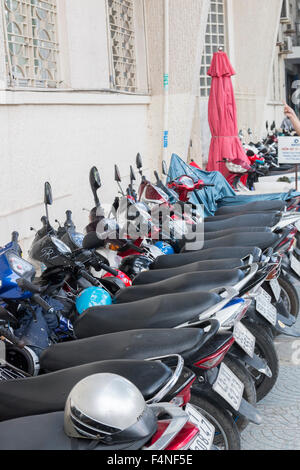 Fila di scooter e moto parcheggiata in Ho Chi Minh city center,Vietnam Foto Stock