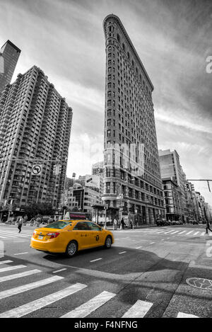 Colore selettivo immagine dell'iconico Flatiron Building con un taxi giallo, Manhattan New York STATI UNITI D'AMERICA Foto Stock