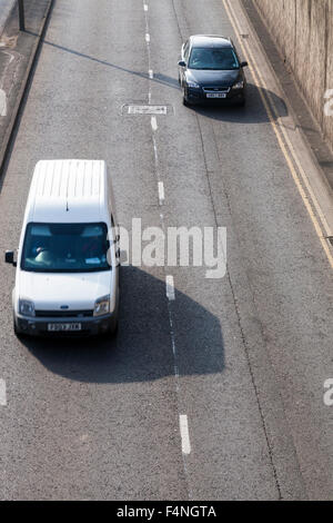 Due carreggiate di corsia dal di sopra. Guardando verso il basso sul traffico veloce su una strada, Leicester, England, Regno Unito Foto Stock