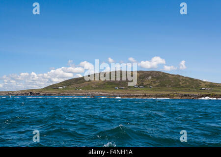 Vista del paesaggio di Bardsey Island, costa e skyline, Bardsey Island, Galles, nel Regno Unito nel mese di maggio. Foto Stock