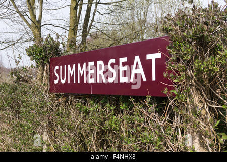 Stazione ferroviaria segno (British Railways stile) a Summerseat, una stazione di campagna sul Patrimonio East Lancashire Railway. Foto Stock