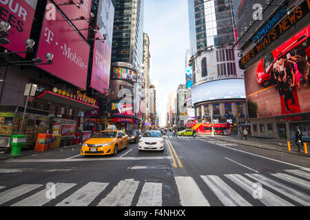 Una vista lungo 42nd St in Times Square e Midtown Manhattan New York STATI UNITI D'AMERICA Foto Stock