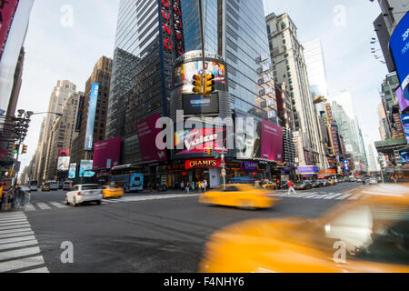 Taxi a guidare lungo la 7th Avenue come attraversa 42nd St in Times Square e Midtown Manhattan New York STATI UNITI D'AMERICA Foto Stock