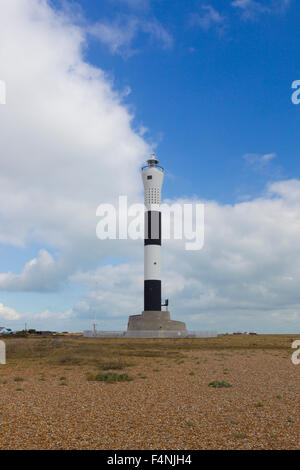 Vista panoramica della nuova Dungeness Faro sulla ghiaia con i cieli blu a Dungeness, Kent, Regno Unito nel settembre 2012. Foto Stock