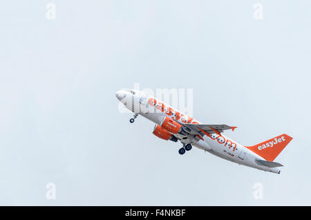 -Aeromobili Airbus A319-111-, di -EasyJet Svizzera- compagnia aerea, è tenuto fuori da Madrid-Barajas : Adolfo SUAREZ- aeroporto. Foto Stock