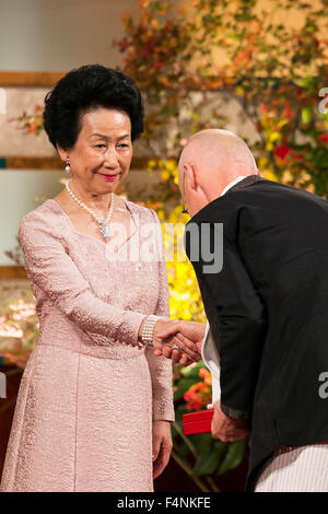 Tokyo, Giappone. Xxi oct, 2015. Il vincitore del premio scultore tedesco Wolfgang Laib riceve una medaglia da Princess Hanako Hitachi del Giappone durante la cerimonia di consegna del premio per la ventisettesima Praemium Imperiale Awards su ottobre 21, 2015, Tokyo, Giappone. Il Praemium Imperiale awards sono un global arts premio assegnato ogni anno dal 1989 dalla Japan Art Association in cinque discipline (pittura, scultura, architettura, musica e teatro/film). Credito: Rodrigo Reyes Marin/AFLO/Alamy Live News Foto Stock