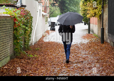 Il torneo di Wimbledon, Londra, Regno Unito, 21 ott 2015. Pedoni in la pioggia a Wimbledon town center Credito: amer ghazzal/Alamy Live News Foto Stock