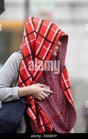 Il torneo di Wimbledon, Londra, Regno Unito, 21 ott 2015. Pedoni rifugio con ombrelloni a Wimbledon centro città come il tempo piovoso restituisce Credito: amer ghazzal/Alamy Live News Foto Stock