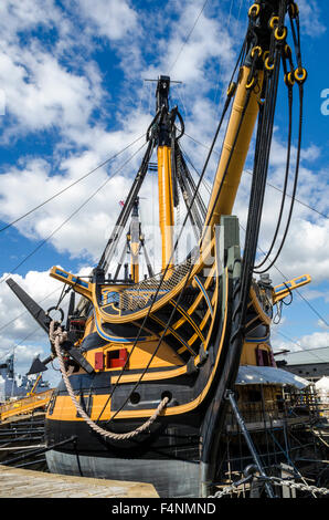 HMS Victory, Lord Nelson nave ammiraglia, perde i suoi montanti superiori a causa di restauro in corso a Portsmouth Historic Dockyard, Hampshire, Inghilterra. Foto Stock