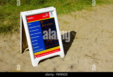 Bagnini di pubblica sicurezza informazioni grafico per i bagnanti a Poldhu Cove Beach, penisola di Lizard, Cornwall, Regno Unito Foto Stock