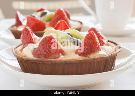 Crostate di frutta fatta riempito con crema di fragole patissiere kiwi e mirtilli Foto Stock