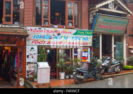 Sapa, trekking città di frontiera nel nord-ovest del vietnam, piedi e massaggio corpo per gli escursionisti in città,Vietnam Foto Stock
