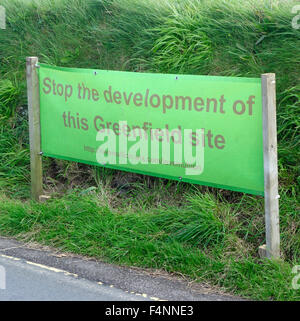 Greenfield Sviluppo sito Banner di protesta, Mullion Village, penisola di Lizard, Cornwall, Regno Unito Foto Stock