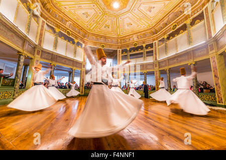 Dervisci tourneurs dalla Sufi ordine Mevlevi, Sema-Zerimonie, danza Dervish Sema, Mevlevihanesi Müzesi, Istanbul, Türkei Foto Stock