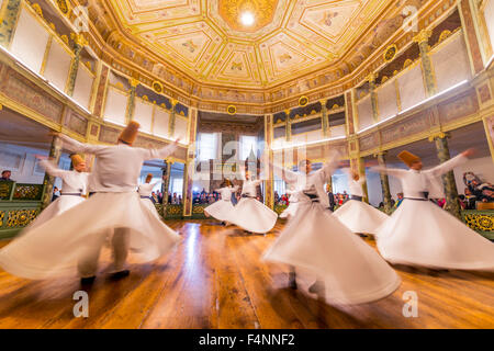 Dervisci tourneurs dalla Sufi ordine Mevlevi, Sema-Zerimonie, danza Dervish Sema, Mevlevihanesi Müzesi, Istanbul, Türkei Foto Stock