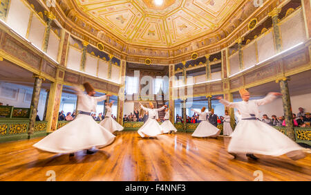 Dervisci tourneurs dalla Sufi ordine Mevlevi, Sema-Zerimonie, danza Dervish Sema, Mevlevihanesi Müzesi, Istanbul, Türkei Foto Stock