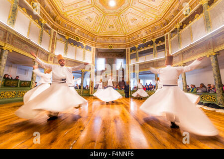 Dervisci tourneurs dalla Sufi ordine Mevlevi, Sema-Zerimonie, danza Dervish Sema, Mevlevihanesi Müzesi, Istanbul, Türkei Foto Stock
