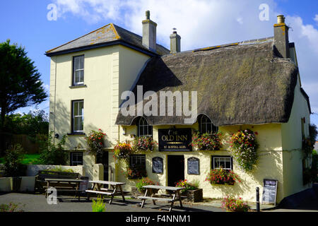 La vecchia locanda Mullion Village, penisola di Lizard, Cornwall, Inghilterra, Regno Unito in estate Foto Stock