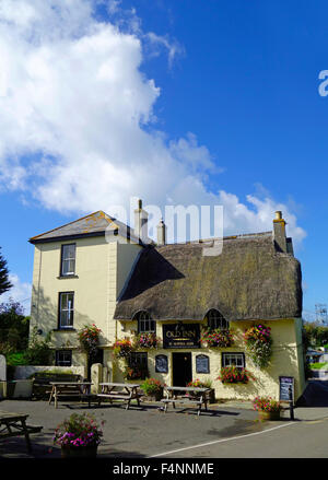 La vecchia locanda Mullion Village, penisola di Lizard, Cornwall, Inghilterra, Regno Unito in estate Foto Stock