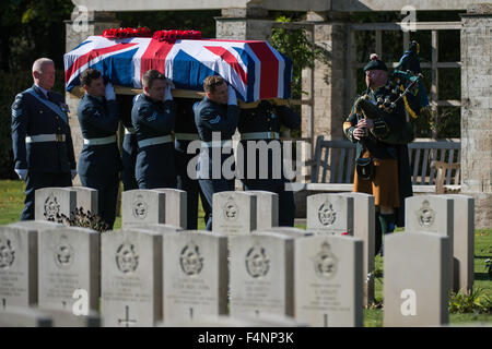 Duerbach, Germania. Xxi oct, 2015. Truppe della Royal Air Force britannica Queen?s squadrone di colore portano la bara di un British Lancaster JB221 membro di equipaggio al suo ultimo luogo di riposo del British War Cemetery in Duerbach, Germania, 21 ottobre 2015. I resti dei membri dell'equipaggio della Royal Air Force, che hanno girato verso il basso sopra la Germania durante la II Guerra Mondiale 72 anni fa, sono stati recentemente trovati e recuperati da unsalaried volontari. Foto: Matthias esitano di fronte/dpa/Alamy Live News Foto Stock