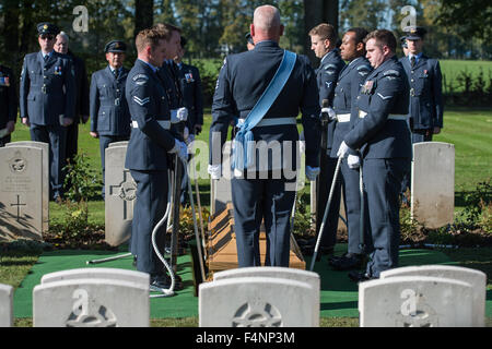 Duerbach, Germania. Xxi oct, 2015. Truppe della Royal Air Force britannica Queen?s squadrone di colore portano la bara di un British Lancaster JB221 membro di equipaggio al suo ultimo luogo di riposo del British War Cemetery in Duerbach, Germania, 21 ottobre 2015. I resti dei membri dell'equipaggio della Royal Air Force, che hanno girato verso il basso sopra la Germania durante la II Guerra Mondiale 72 anni fa, sono stati recentemente trovati e recuperati da unsalaried volontari. Foto: Matthias esitano di fronte/dpa/Alamy Live News Foto Stock