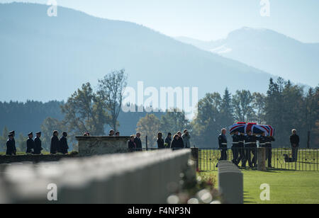 Duerbach, Germania. Xxi oct, 2015. Truppe della Royal Air Force britannica Queen?s squadrone di colore portano la bara di un British Lancaster JB221 membro di equipaggio al suo ultimo luogo di riposo del British War Cemetery in Duerbach, Germania, 21 ottobre 2015. I resti dei membri dell'equipaggio della Royal Air Force, che hanno girato verso il basso sopra la Germania durante la II Guerra Mondiale 72 anni fa, sono stati recentemente trovati e recuperati da unsalaried volontari. Foto: Matthias esitano di fronte/dpa/Alamy Live News Foto Stock