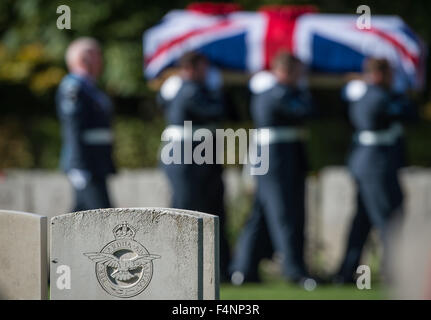 Duerbach, Germania. Xxi oct, 2015. Truppe della Royal Air Force britannica Queen?s squadrone di colore portano la bara di un British Lancaster JB221 membro di equipaggio al suo ultimo luogo di riposo del British War Cemetery in Duerbach, Germania, 21 ottobre 2015. I resti dei membri dell'equipaggio della Royal Air Force, che hanno girato verso il basso sopra la Germania durante la II Guerra Mondiale 72 anni fa, sono stati recentemente trovati e recuperati da unsalaried volontari. Foto: Matthias esitano di fronte/dpa/Alamy Live News Foto Stock