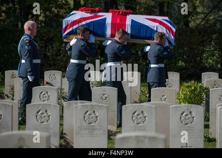 Duerbach, Germania. Xxi oct, 2015. Truppe della Royal Air Force britannica Queen?s squadrone di colore portano la bara di un British Lancaster JB221 membro di equipaggio al suo ultimo luogo di riposo del British War Cemetery in Duerbach, Germania, 21 ottobre 2015. I resti dei membri dell'equipaggio della Royal Air Force, che hanno girato verso il basso sopra la Germania durante la II Guerra Mondiale 72 anni fa, sono stati recentemente trovati e recuperati da unsalaried volontari. Foto: Matthias esitano di fronte/dpa/Alamy Live News Foto Stock