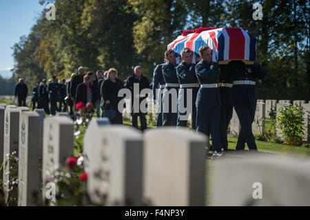 Duerbach, Germania. Xxi oct, 2015. Truppe della Royal Air Force britannica Queen?s squadrone di colore portano la bara di un British Lancaster JB221 membro di equipaggio al suo ultimo luogo di riposo del British War Cemetery in Duerbach, Germania, 21 ottobre 2015. I resti dei membri dell'equipaggio della Royal Air Force, che hanno girato verso il basso sopra la Germania durante la II Guerra Mondiale 72 anni fa, sono stati recentemente trovati e recuperati da unsalaried volontari. Foto: Matthias esitano di fronte/dpa/Alamy Live News Foto Stock