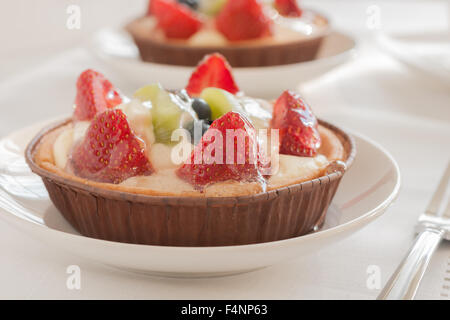 Crostate di frutta fatta riempito con crema di fragole patissiere kiwi e mirtilli Foto Stock