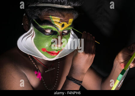 Un artista katakali è applicare il make up del carattere arjun per il gioco santhana gopalam durante il tempio thriballor fest Foto Stock