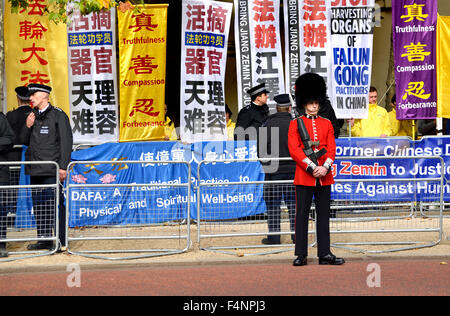 London Oct 20th 2015. Cooperazione di polizia e soldato sul dazio in The Mall come presidente cinese Xi Jinping inizia la sua visita di Londra, 2015..... Foto Stock