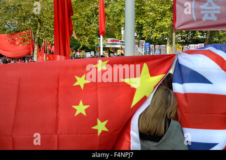 Londra OTT 2015: organizzata dal governo cinese sostenitori azienda fino al flag di blocco photographers' vista di manifestanti.... Foto Stock