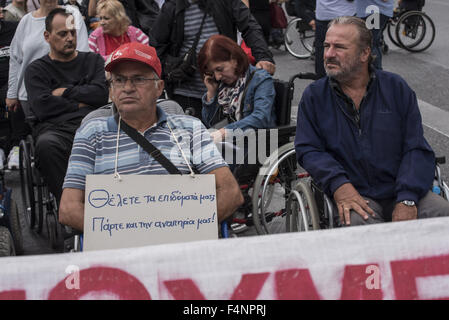 Ottobre 21, 2015 - alle persone con disabilità e i loro aiutanti tenere cartelloni per protestare contro la nuova disabilità beneficio tagli. Il bailout deal recentemente convenuta dal governo greco implementa ulteriori tagli alla previdenza sociale. (Credito Immagine: © Nikolas Georgiou via ZUMA filo) Foto Stock