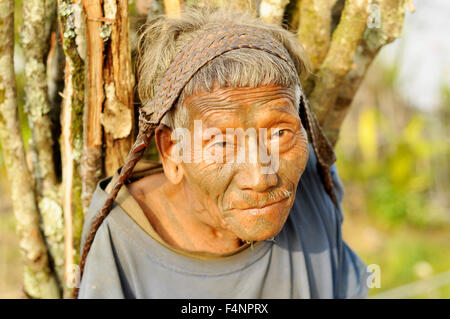 Il Nagaland, India - Marzo 2012: Ritratto di vecchio uomo che porta il carico pesante del Nagaland, remota regione dell India. Redazione documentale Foto Stock