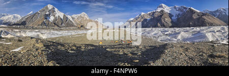 Scenic panorama di tende sul ghiacciaio Engilchek nella pittoresca Piazza Tian Shan mountain range in Kirghizistan Foto Stock