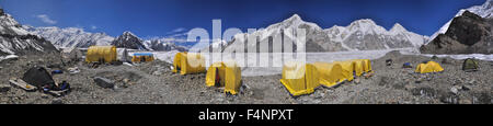 Scenic panorama di tende sul ghiacciaio Engilchek nella pittoresca Piazza Tian Shan mountain range in Kirghizistan Foto Stock