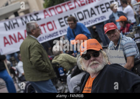 Ottobre 21, 2015 - alle persone con disabilità e i loro aiutanti tenere cartelloni per protestare contro la nuova disabilità beneficio tagli. Il bailout deal recentemente convenuta dal governo greco implementa ulteriori tagli alla previdenza sociale. (Credito Immagine: © Nikolas Georgiou via ZUMA filo) Foto Stock